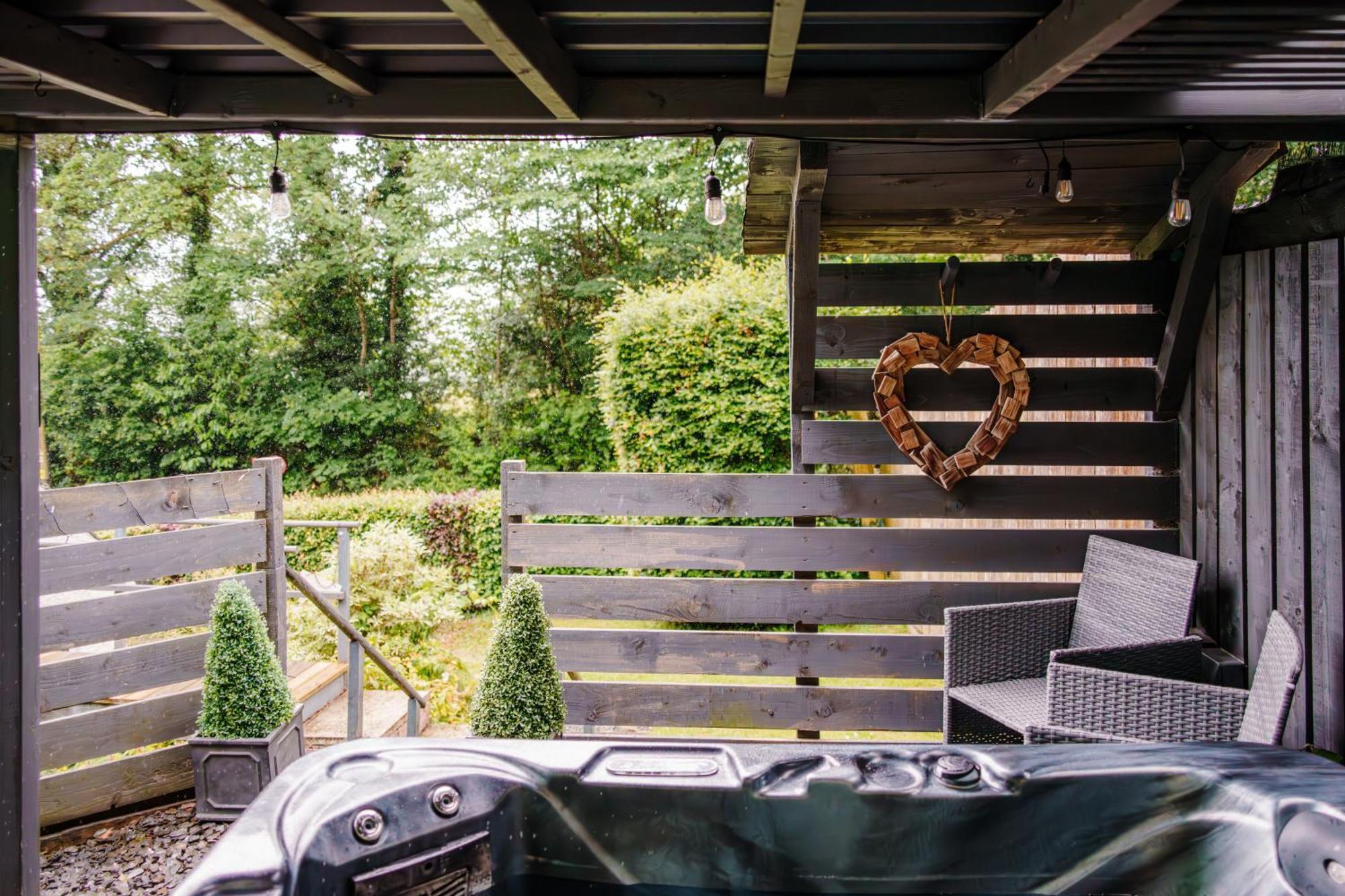 ボウネス＝オン＝ウィンダミア Squirrel Bank, With A Hot Tub & Parkingヴィラ エクステリア 写真
